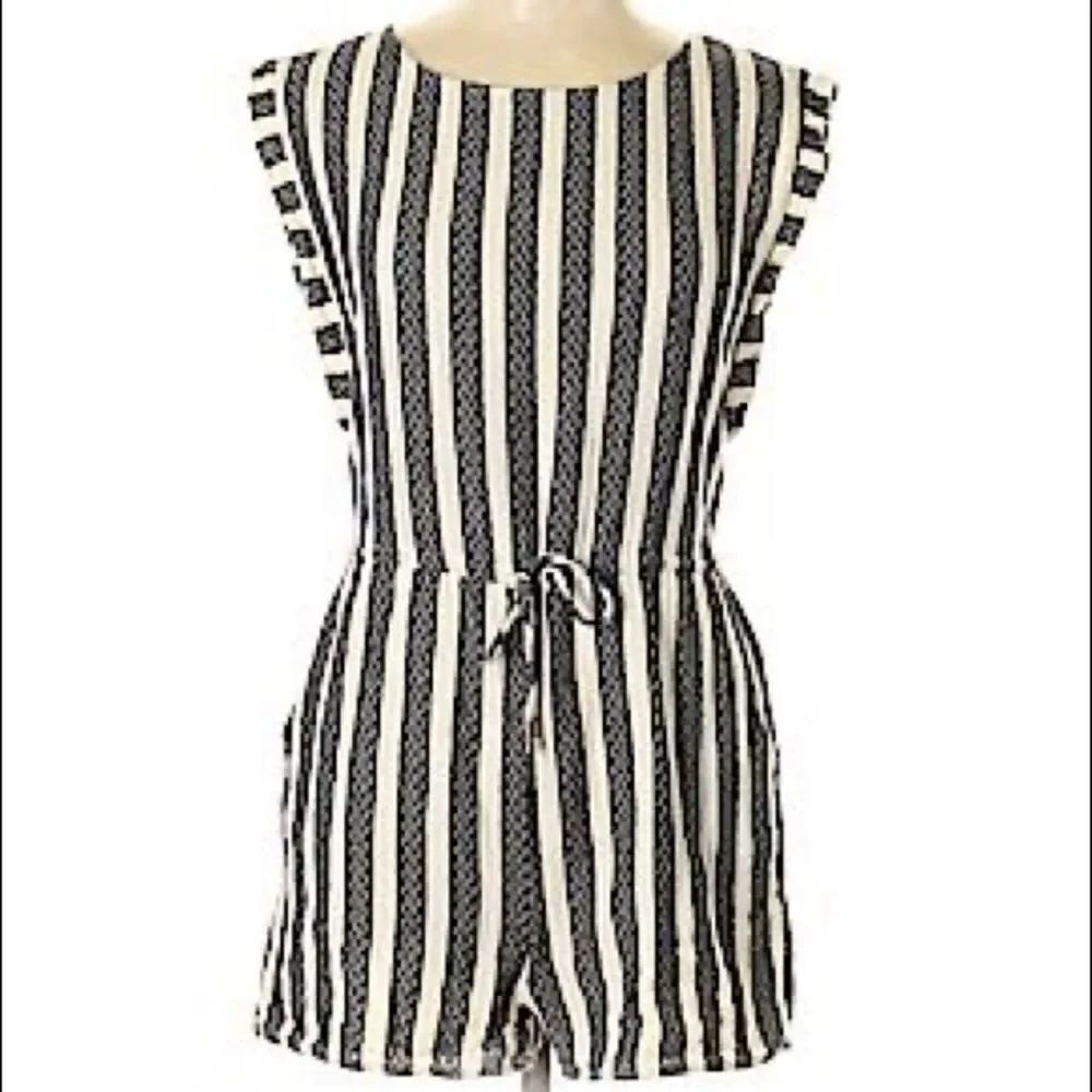 ✨HP✨Universal Threads Romper✨  - Picture 3 of 6